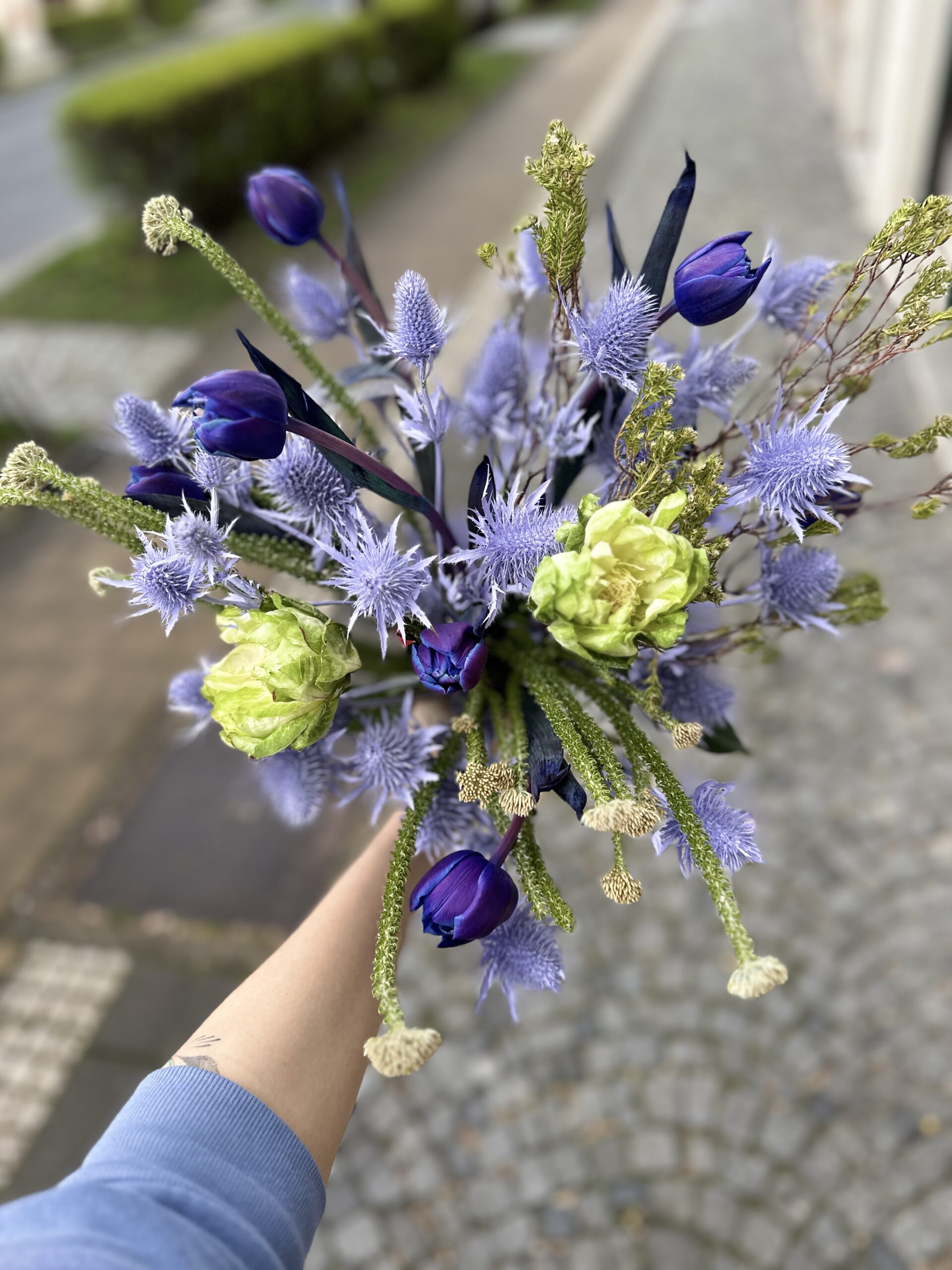 Na louce v Poděbradech, Květiny, sociální sítě, vče na co vzpomeneš