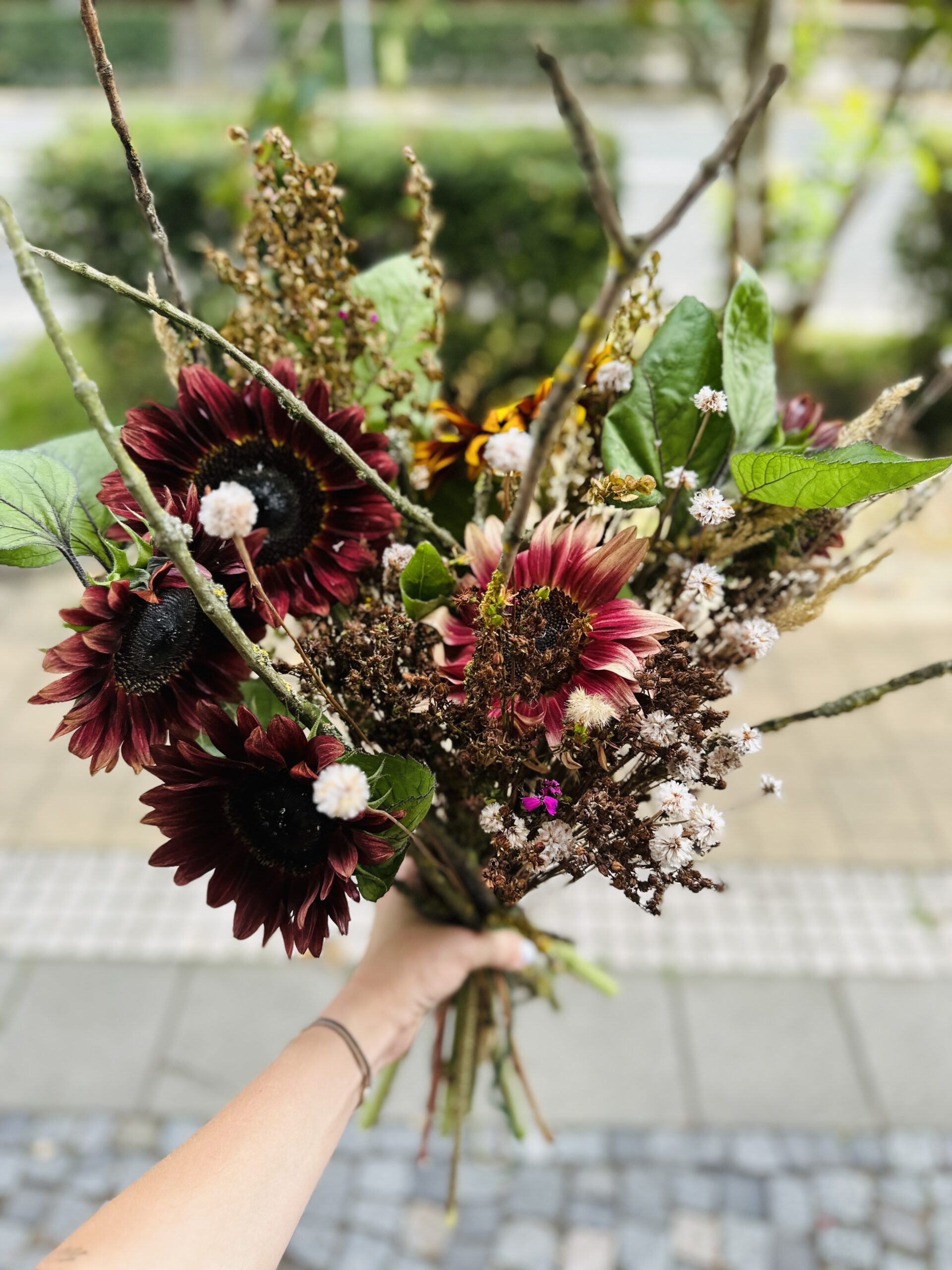 Na louce v Poděbradech, Květiny, sociální sítě, vče na co vzpomeneš