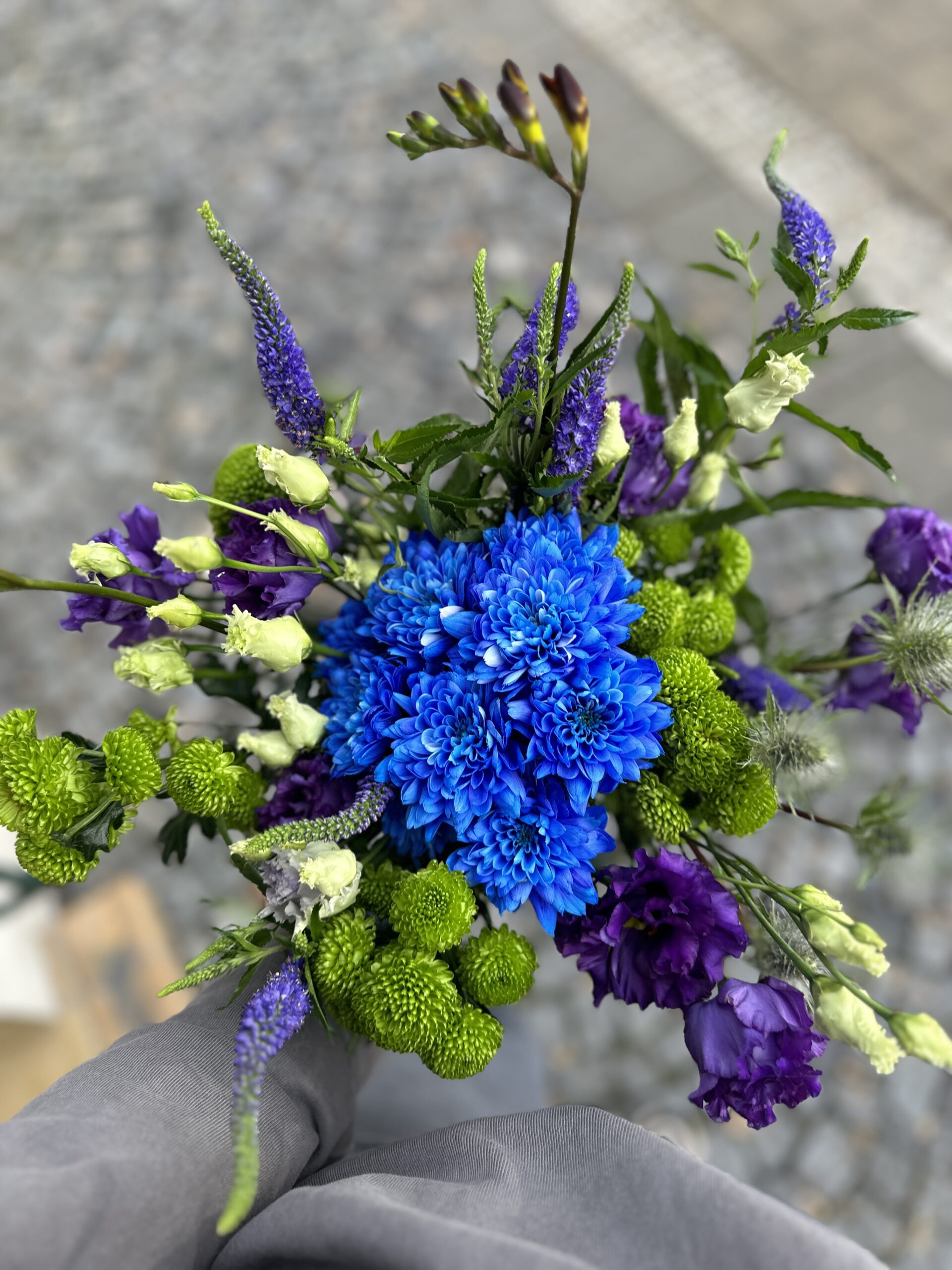 Na louce v Poděbradech, Květiny, sociální sítě, vče na co vzpomeneš